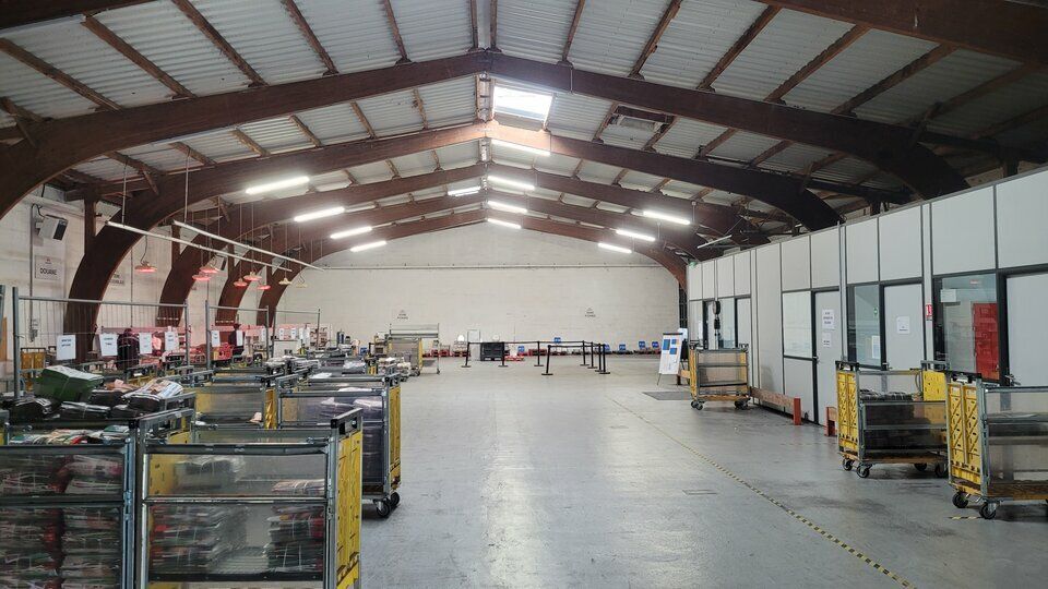 Dans un ensemble plus vaste à usage artisanal aux portes de Rouen.