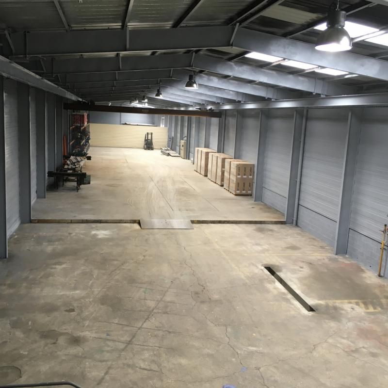 Vente entrepôts 1300 m² non divisibles