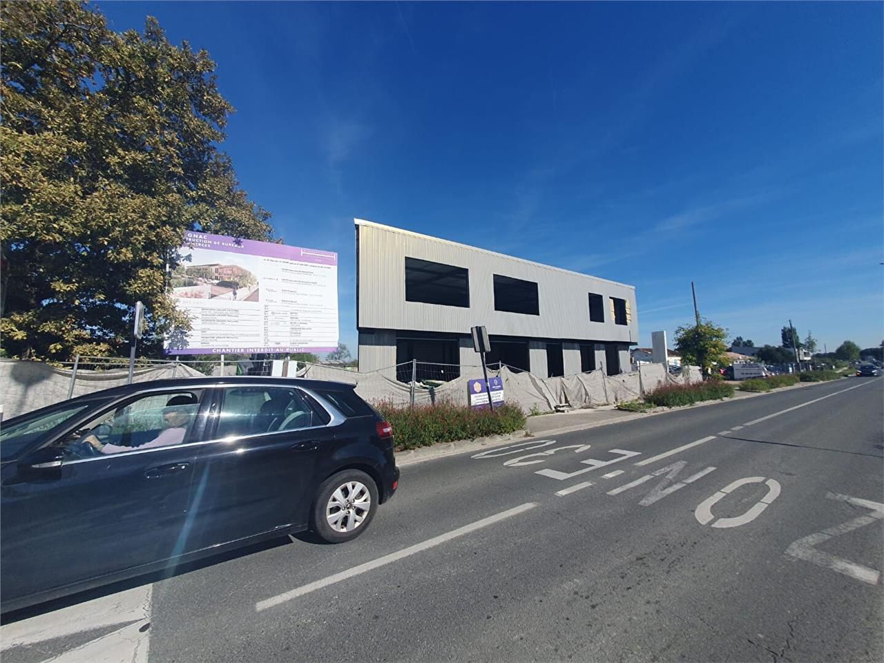 Location local commercial 740.00 m² à MERIGNAC