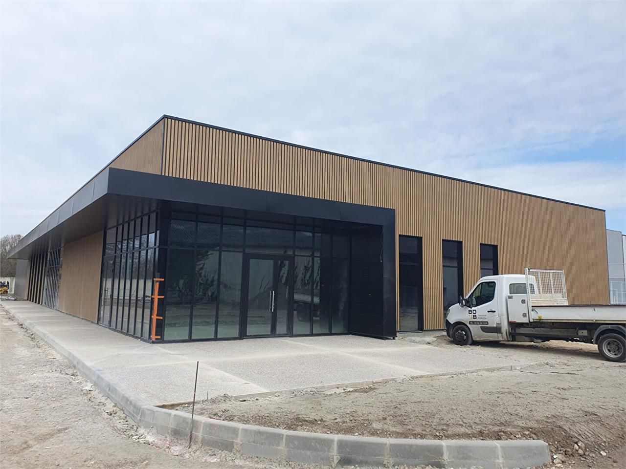 Location local commercial 350.00 m² à SAINTE EULALIE