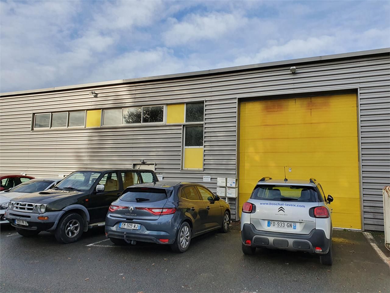 Location local 360.00 m² à YVRAC