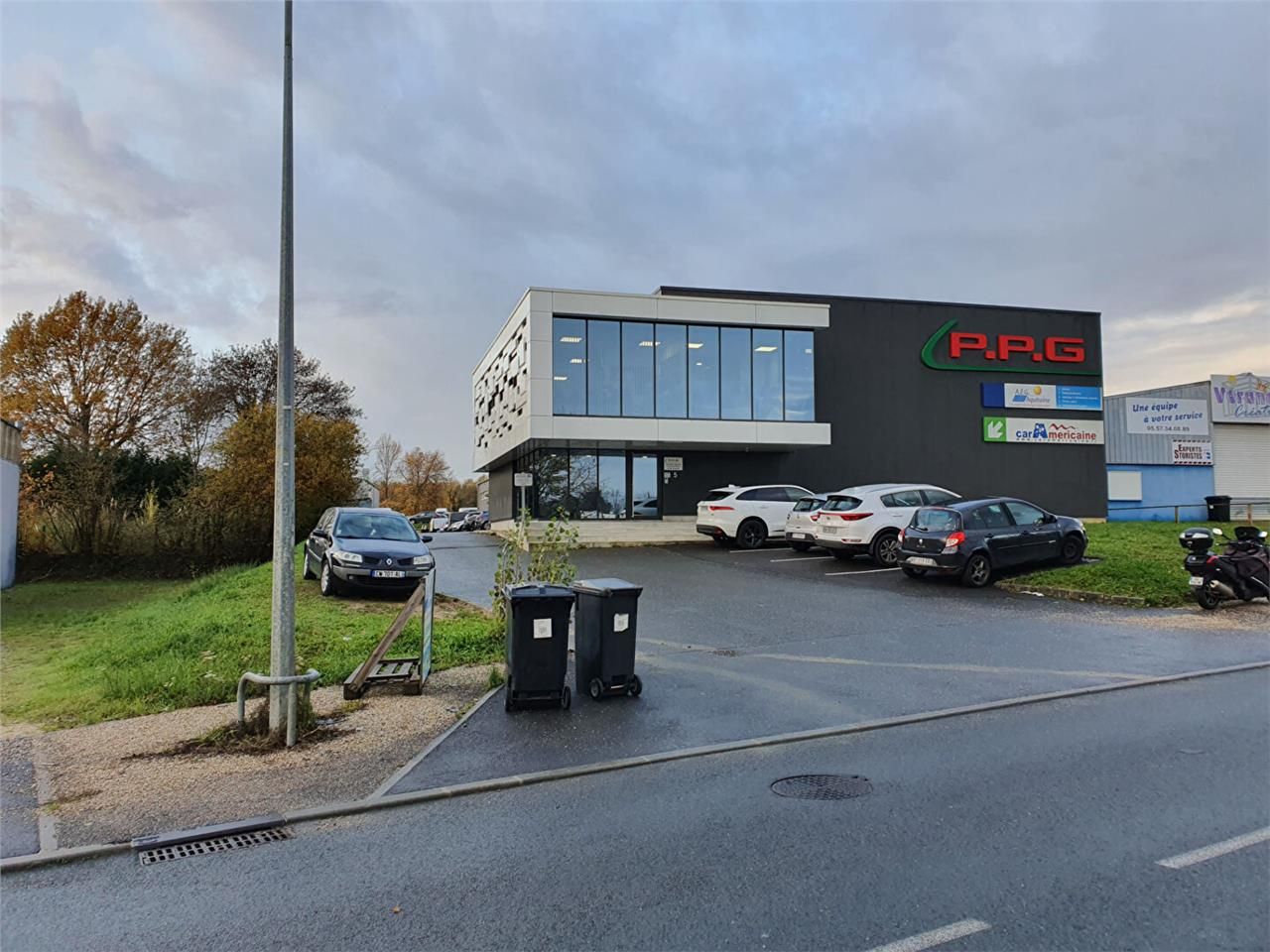 Location local 360.00 m² à YVRAC