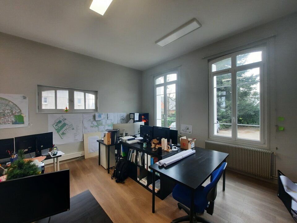 BELLE MAISON DE MAITRE SUR PARC / NOMBREUX PARKINGS.