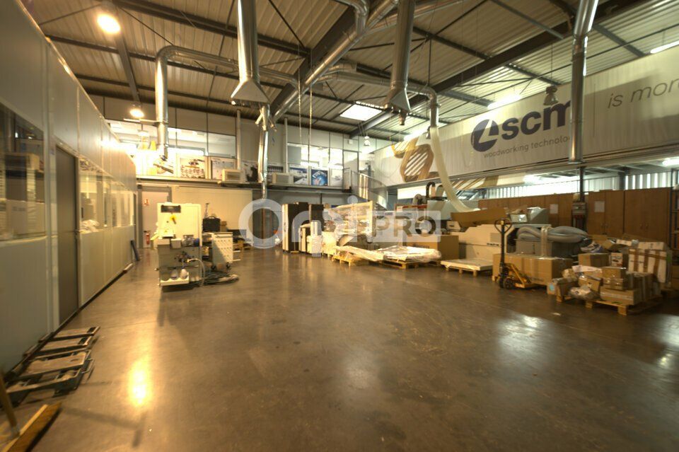 Location local d''activites 911 m² divisibles à partir de 300 m²