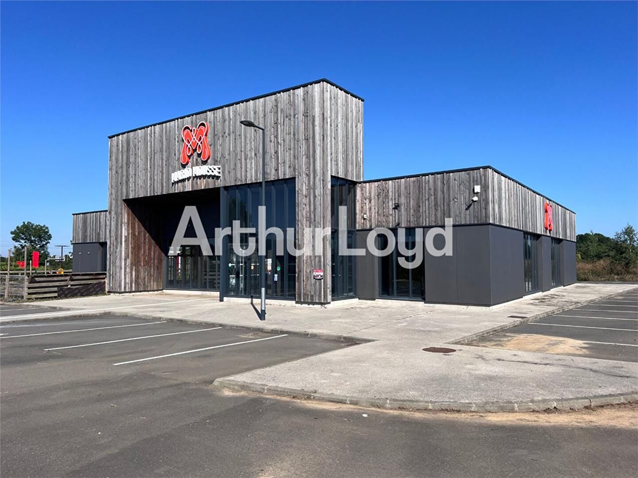 Location local commercial 535.00 m² à MONDEVILLE