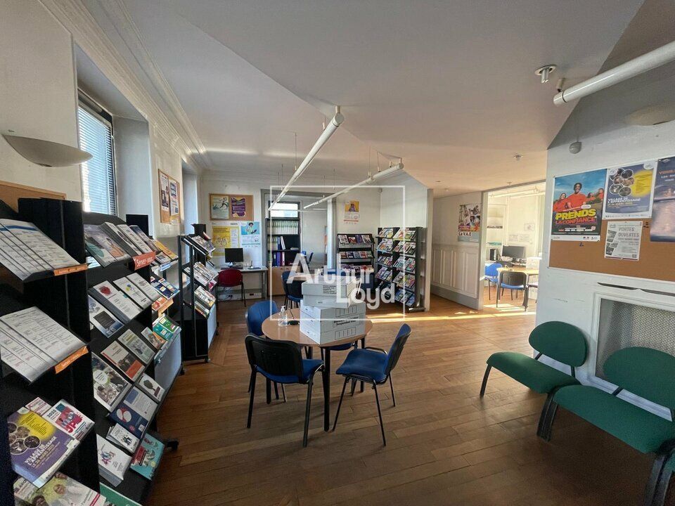 Au pied de la gare de Melun et du tribunal