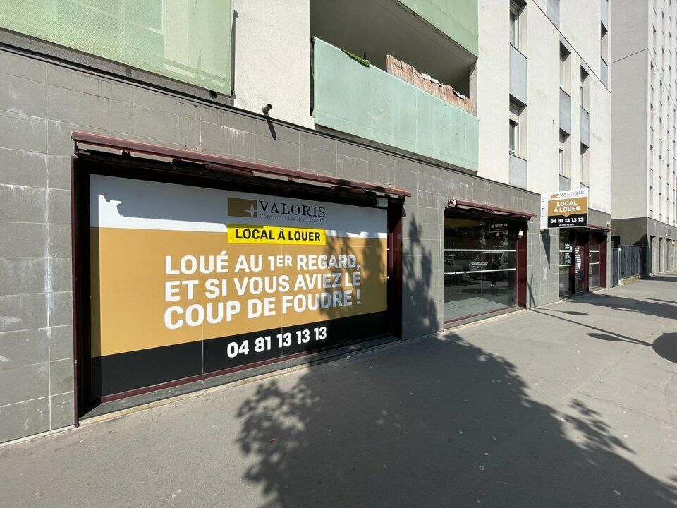Valoris Real Estate vous propose un local commercial en exclusivité, situé au rez-de-chaussée, il bénéficie d'une surface de 389,99 m², avec un long linéaire de vitrine permettant une visibilité optimale sur l'avenue Jean Mermoz.