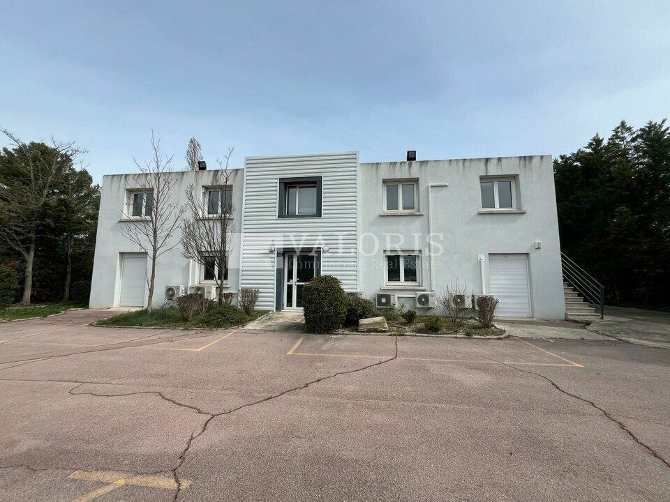 VALORIS MEDITERRANEE  vous propose, sur un axe stratégique au cœur de la ZI des Milles en premier rideau, des bureaux à la location. Surfaces de bureaux sur terrain indépendant.