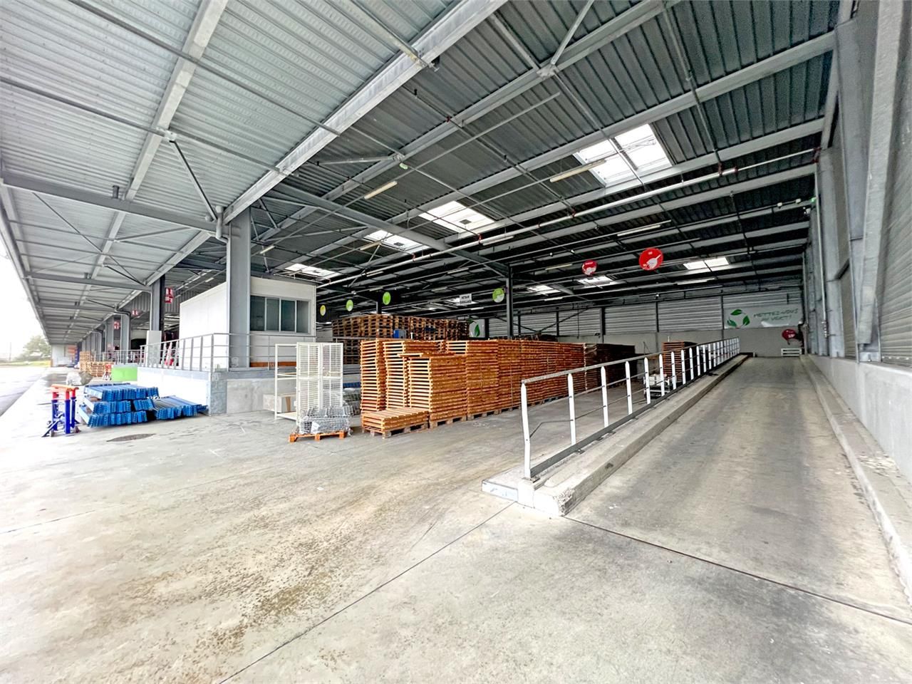 Location local 3092.00 m² à BAZIEGE