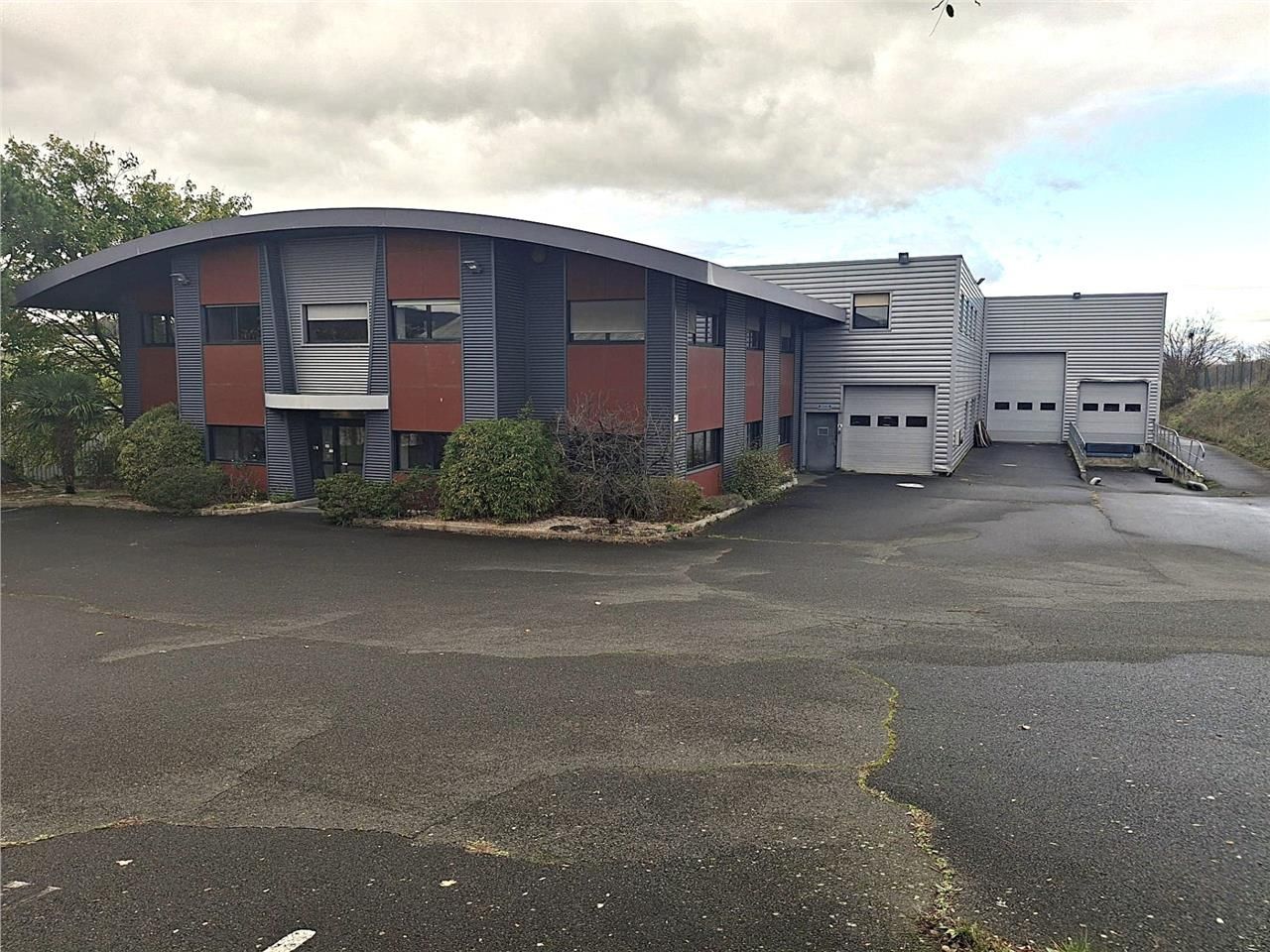 Location local 1980 m² à Fleurieux-sur-l''Arbresle