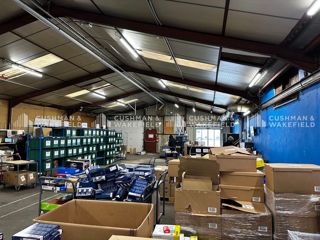 Location activités 2325 m² non divisibles