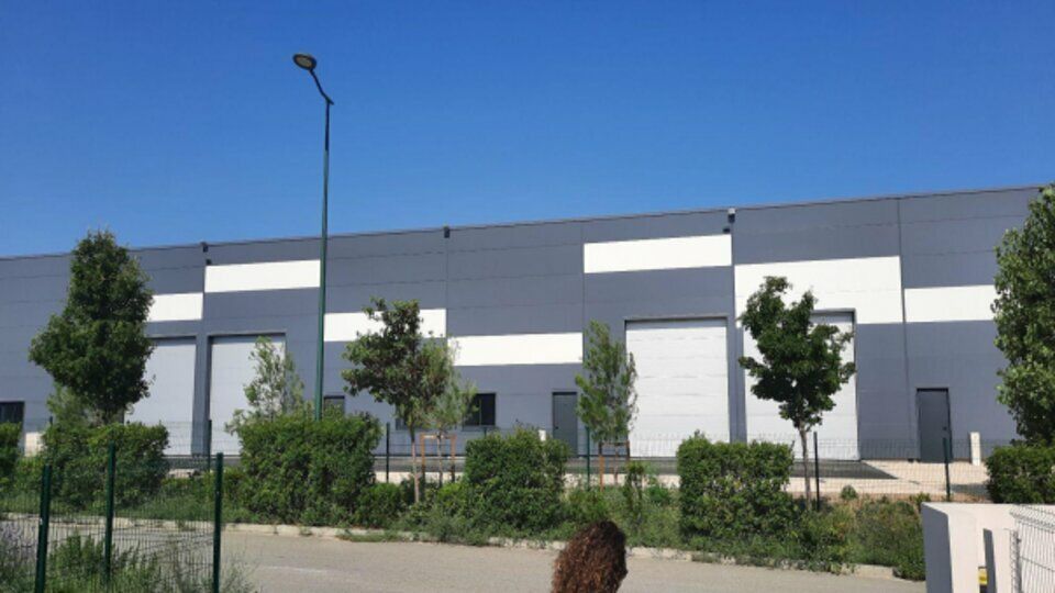 Location local d''activites 2808 m² divisibles à partir de 144 m²