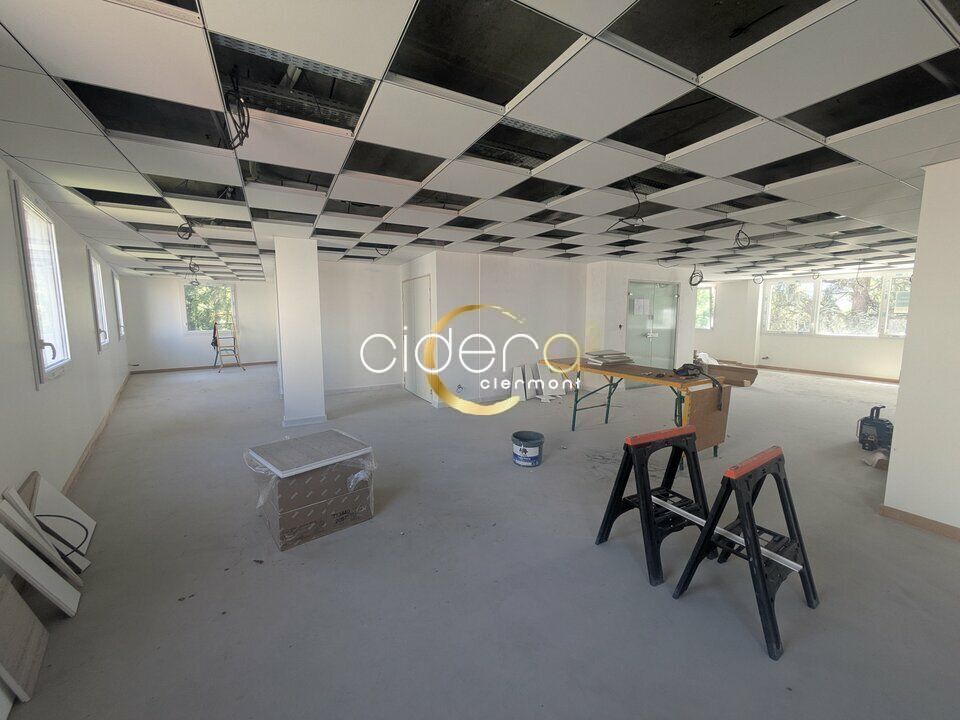 A louer plateau de bureaux d'environ 419m² - Emplacement stratégique avec stationnements