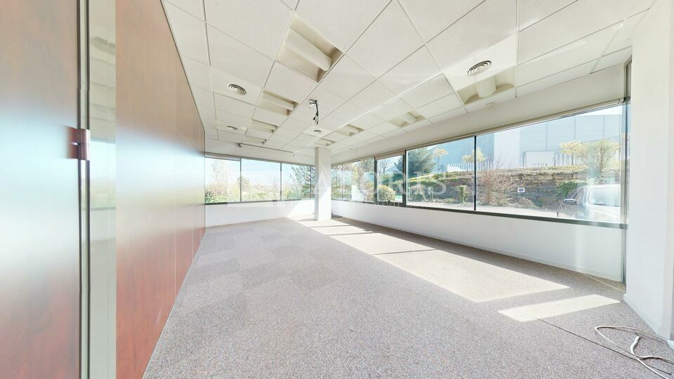 Dans une copropriété verdoyante, surface de bureaux équipée avec 12 bureaux + salle de réunion, cuisine haut de gamme, terrasse privative.