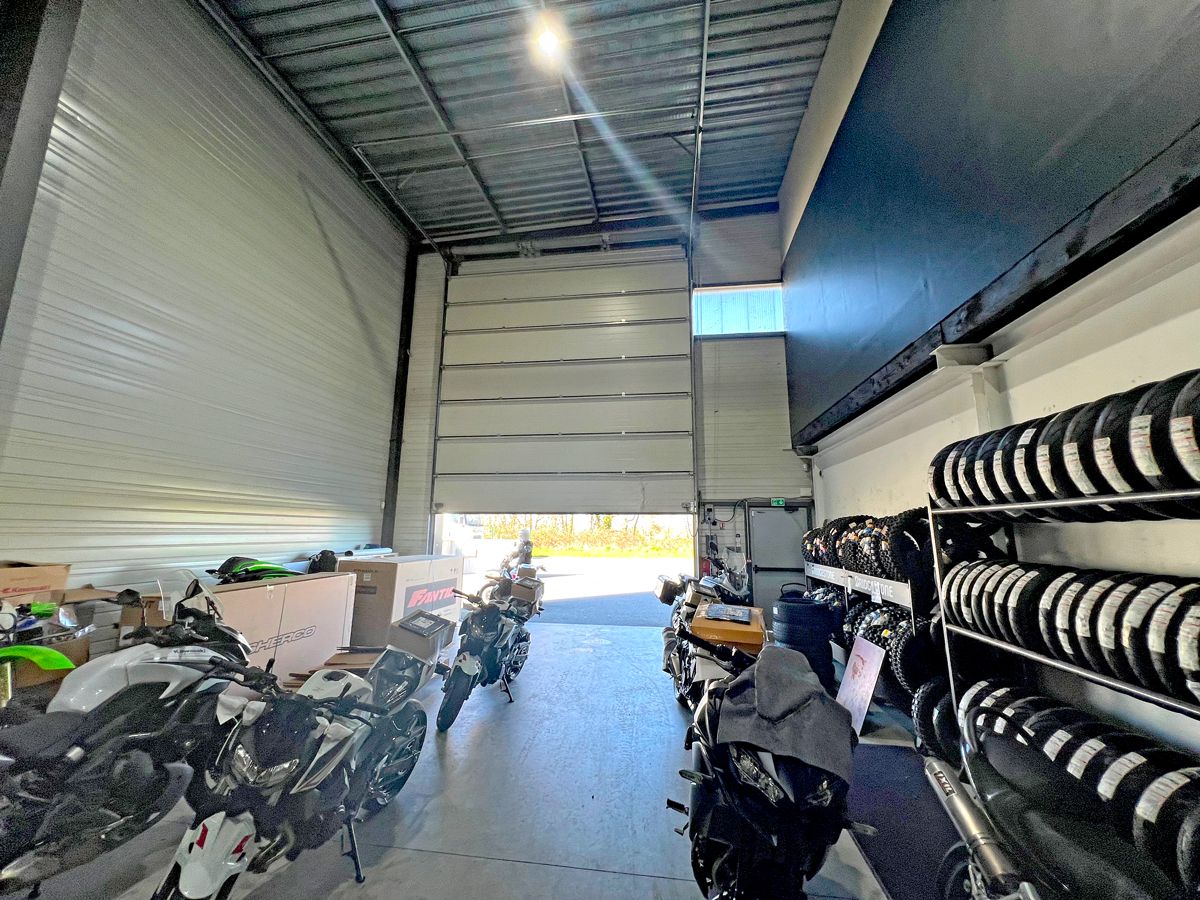 Location local 737.00 m² à MURET