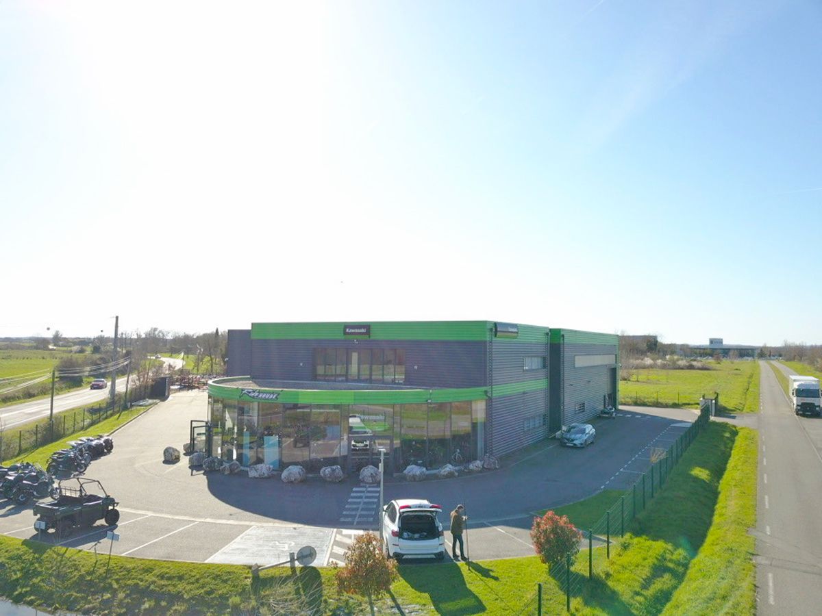 Location local 737.00 m² à MURET