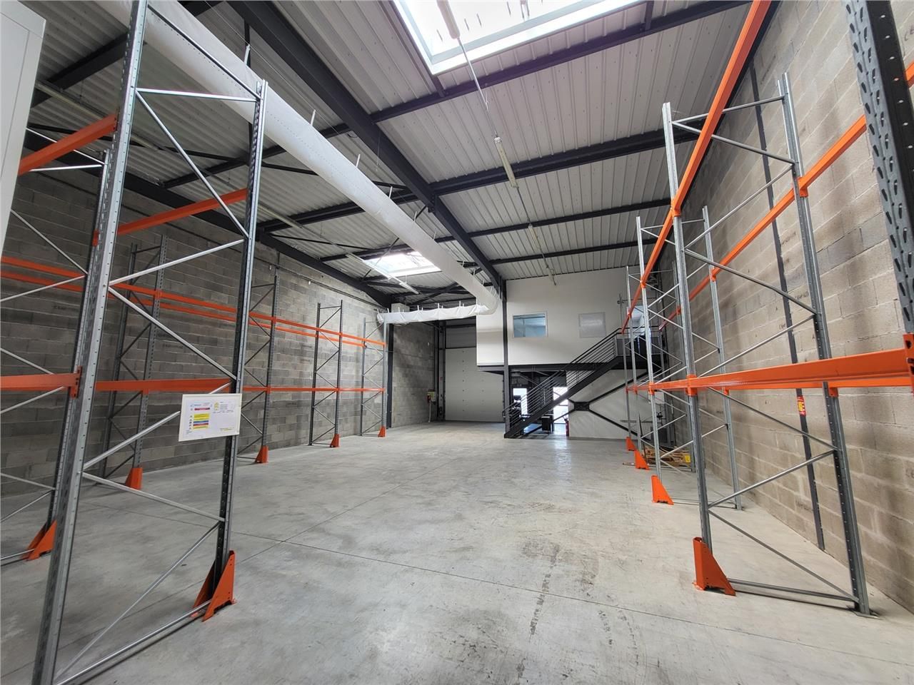 Location local 377 m² à Corbas