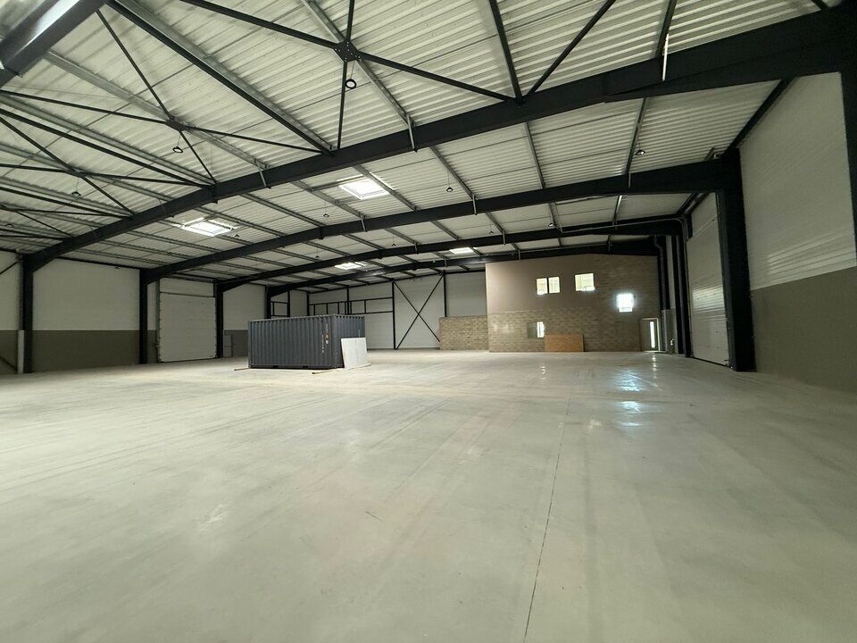 Location local d''activites 1825 m² non divisibles