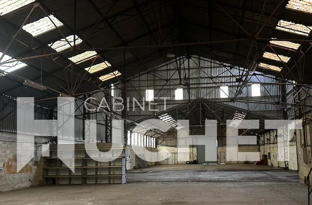 Vente local 2450 m² à MOULT