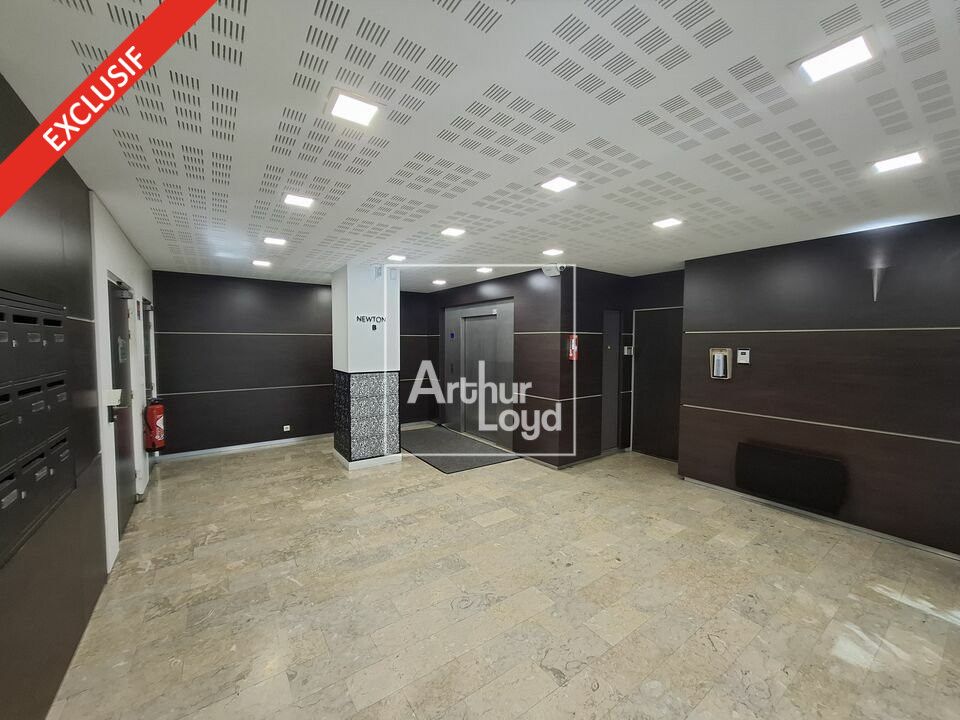 Bureaux à louer en rez-de-chaussée à proximité immédiate transports et axes routiers