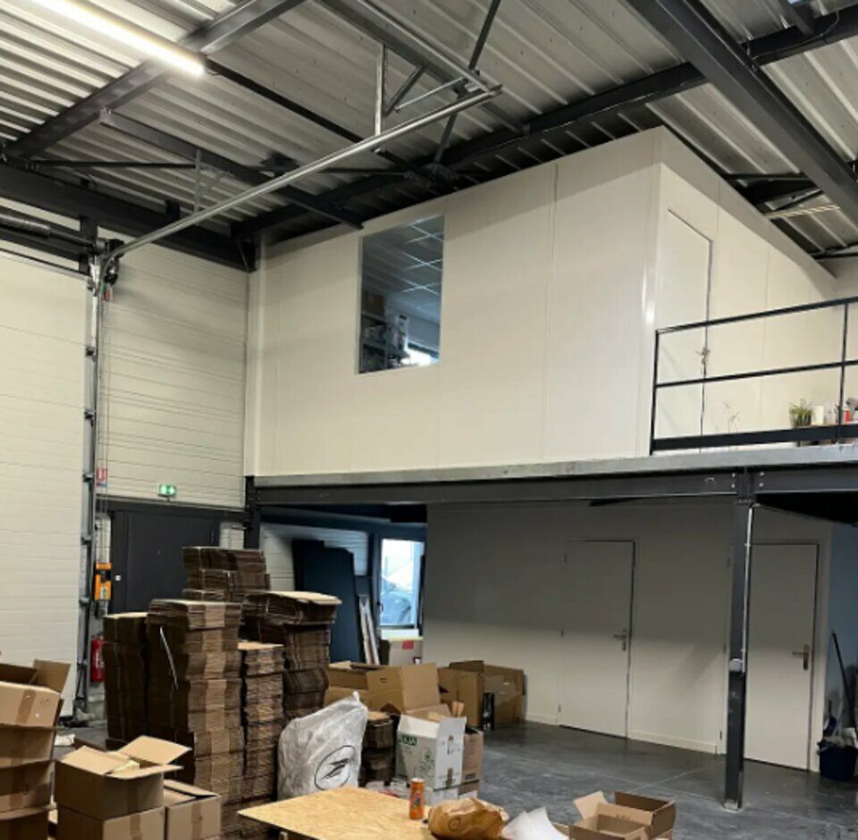 Valoris Real Estate vous propose un local d'activité récent au sein d'un parc idéalement situé sur la commune de Sarcey à 2 minutes de l'autoroute A89 ce qui permet un accès à Lyon en moins de 30 minutes.