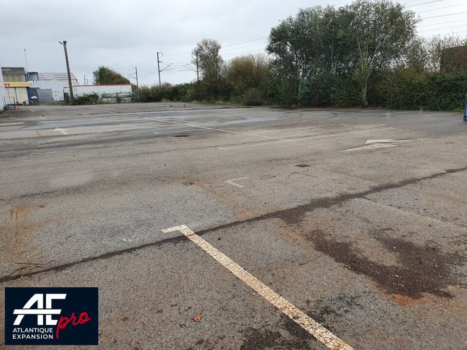 Atlantique Expansion PRO vous propose un terrain enrobé avec sanitaires  