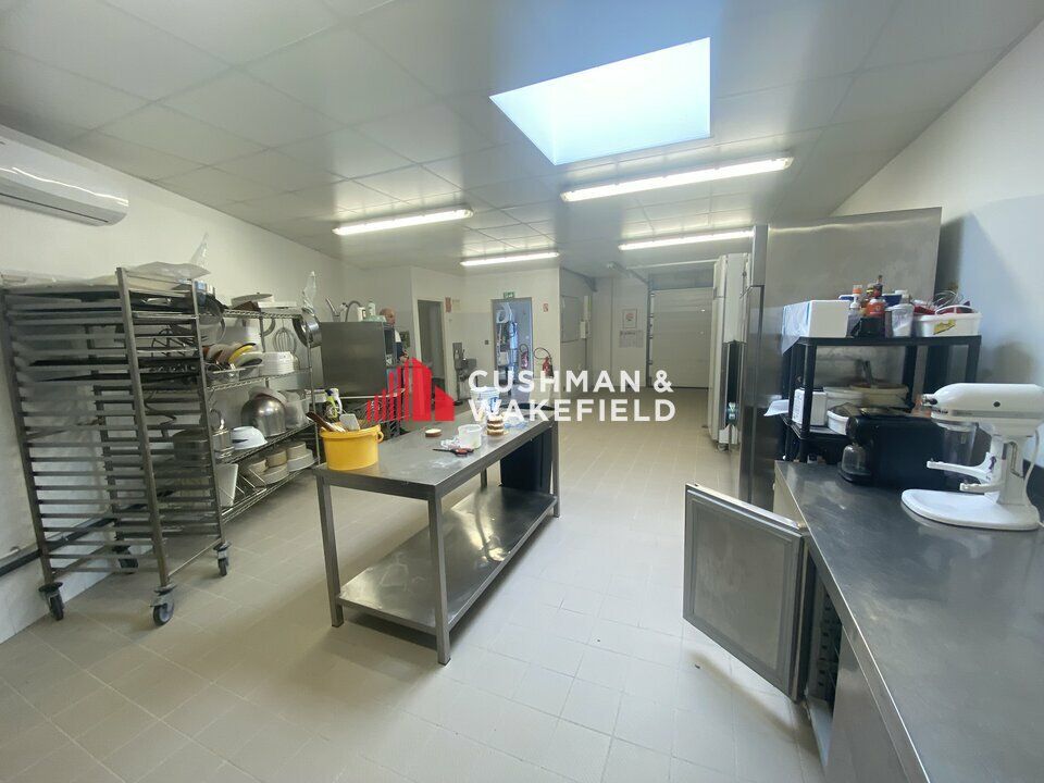 Location local d''activites 77.5 m² non divisibles