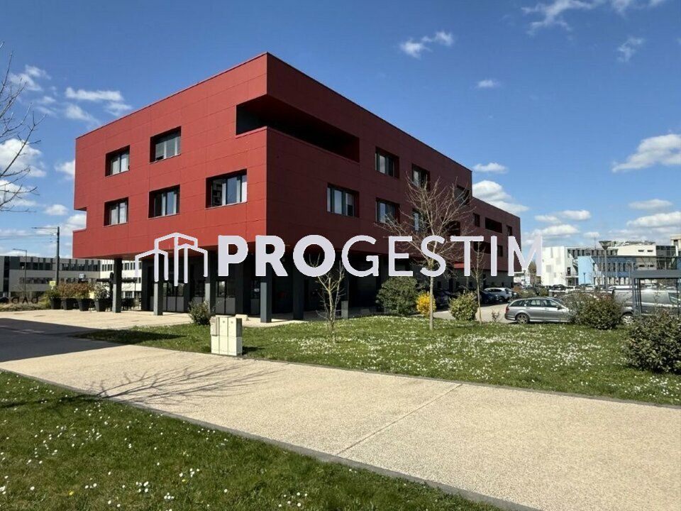 BUREAUX CLOISONNES EN PARFAIT ETAT - 7 PARKINGS