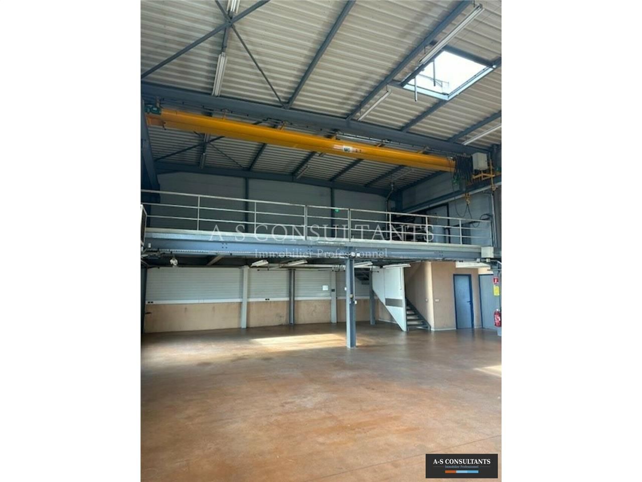 A louer, La-Roche-Sur-Foron (74800), local professionnel avec bureaux et entrepôt de 670 m² environ, chauffage gaz de ville, 20 places de stationnement devant les locaux.