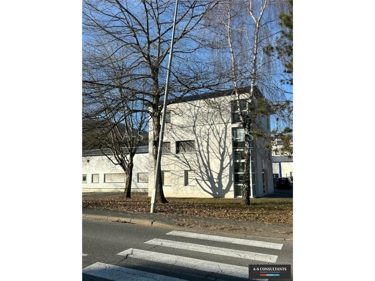 Location local d''activites 600 m² non divisibles