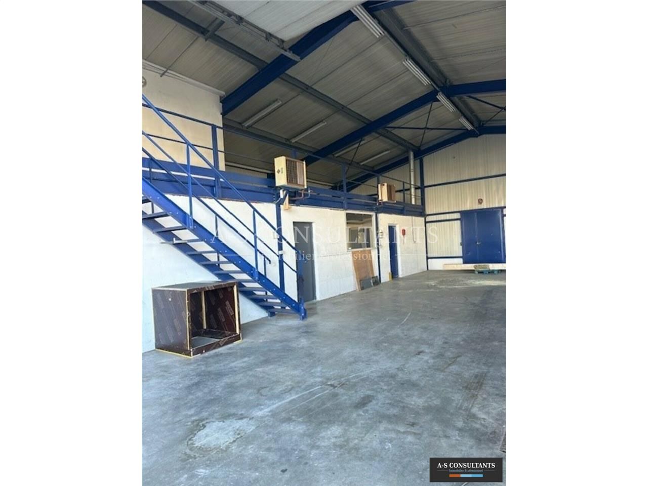 A LOUER, Allonzier-La-Caille (74350), entrepôt-atelier de 225 m² environ + mezzanine avec 3 niveaux de bureaux de 100 m² chacun environ, places de stationnement privatives, borne de recharge pour véhicules électriques.