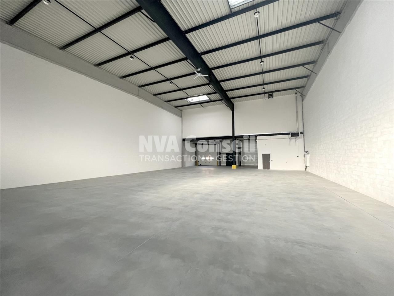 Location local d''activités 592 m² à Saint-Ouen-l''Aumône
