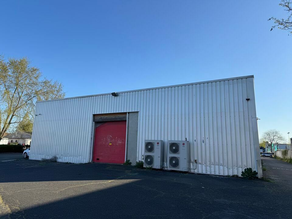 SAINT-CYR-SUR-LOIRE LOCAL COMMERCIAL A LOUER 1000 M²