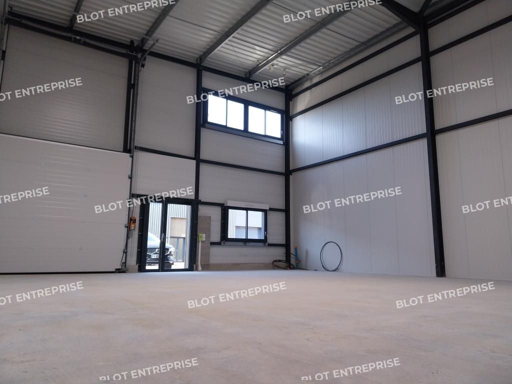 Location entrepôts 123 m² non divisibles