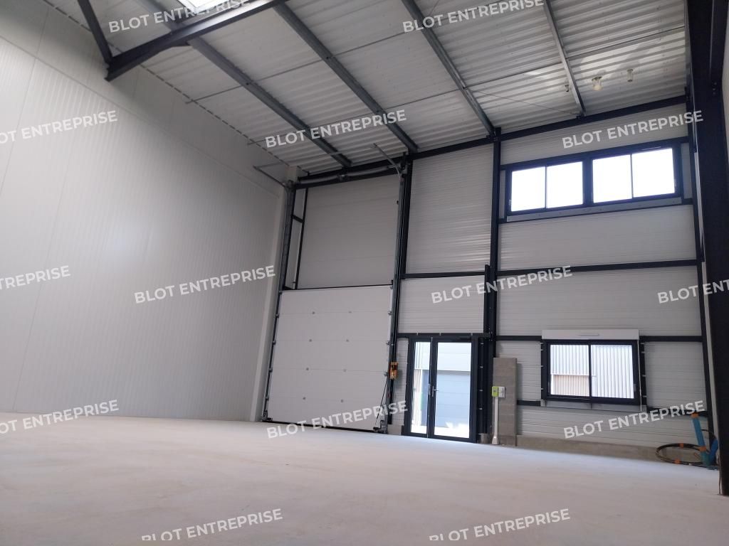 Location entrepôts 123 m² non divisibles