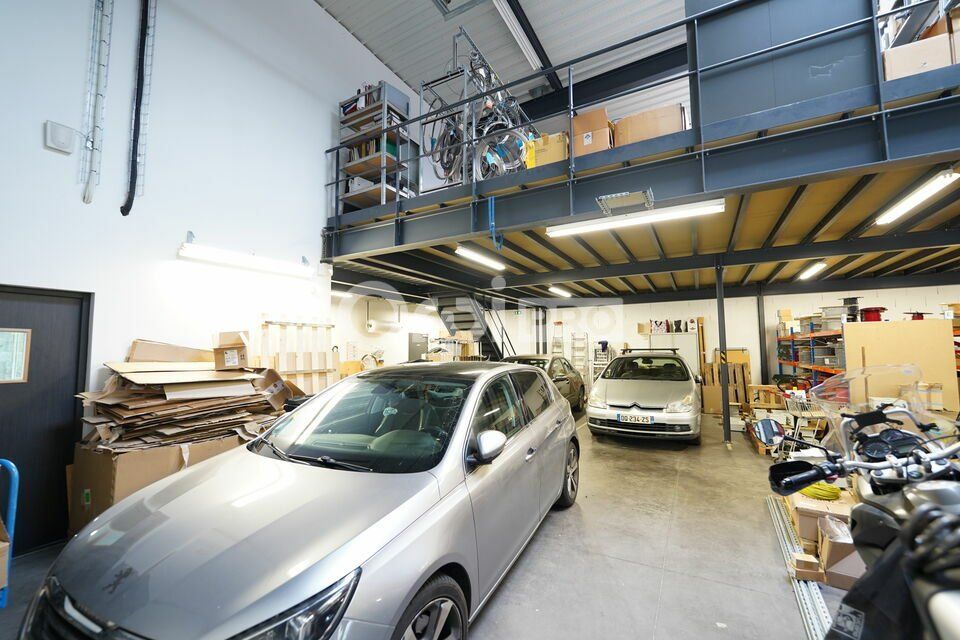 LOCAL D'ACTIVITE A LOUER - 615 M2 - VAULX EN VELIN