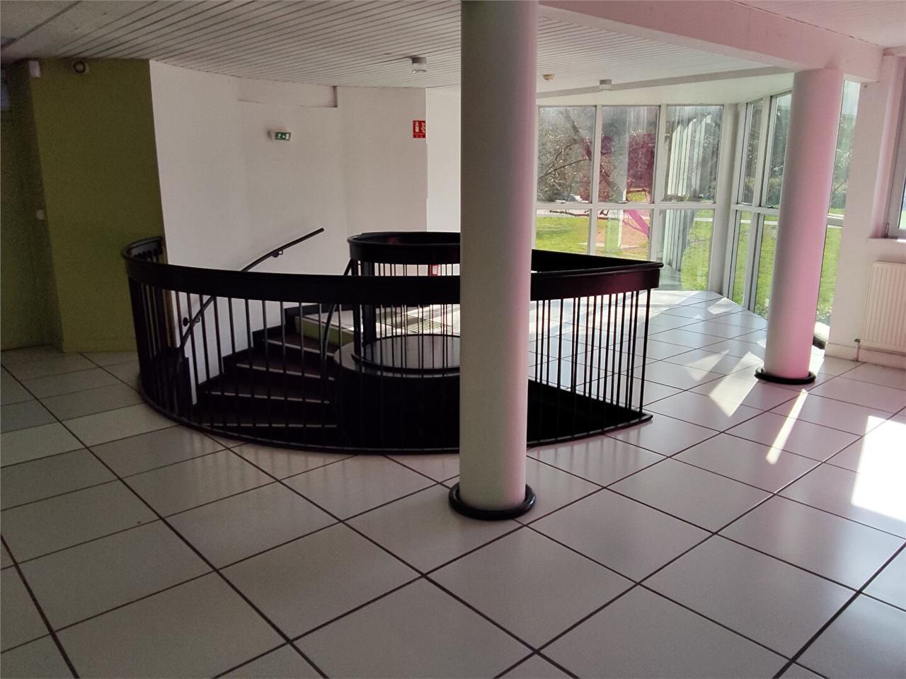 Location local 680.00 m² à PANAZOL