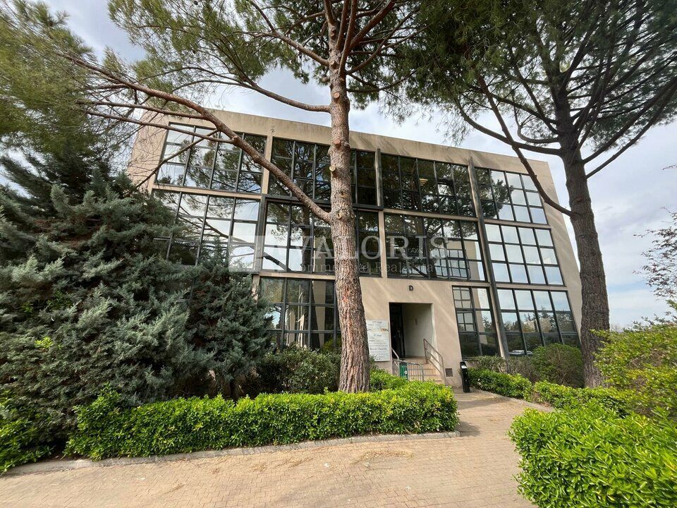 VALORIS MEDITERRANEE vous propose, à la location, deux surfaces de bureaux au coeur de la ZI des Milles, avec une excellente visibilité, une vue sur la campagne aixoise et proches des grands axes. 