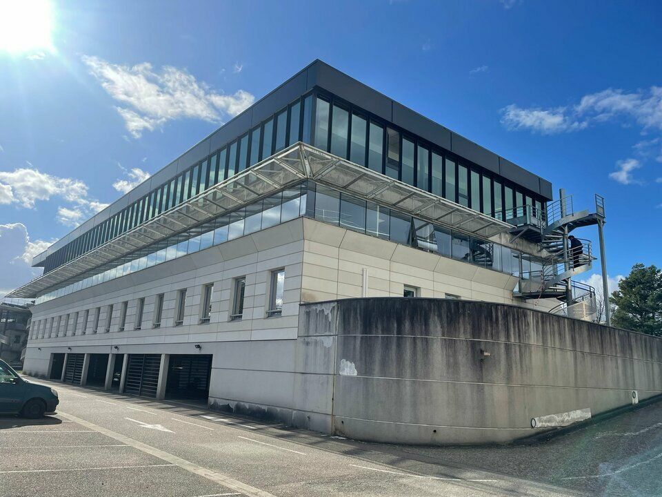 VALORIS REAL ESTATE vous propose à la vente, une surface de bureaux située sur la commune de Bron. A l'Est de Lyon, à proximité de l'autoroute A43 et du boulevard périphérique Laurent Bonnevay ainsi que des tramways T2 et T5.