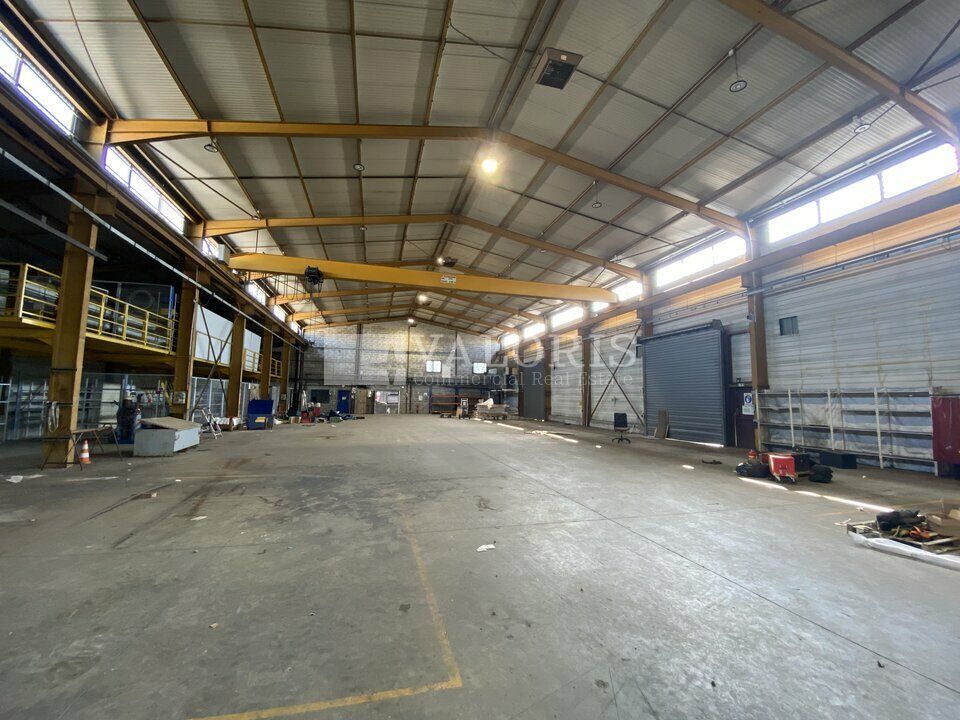 Valoris Real Estate vous propose à la location un ensemble de 2 entrepôts équipés de ponts roulants sur terrain indépendant. Situé au coeur de la ZI de la Rize sur la commune de Vaulx-en-Velin, les locaux bénéficie d'un accès rapide à la rocade Est.