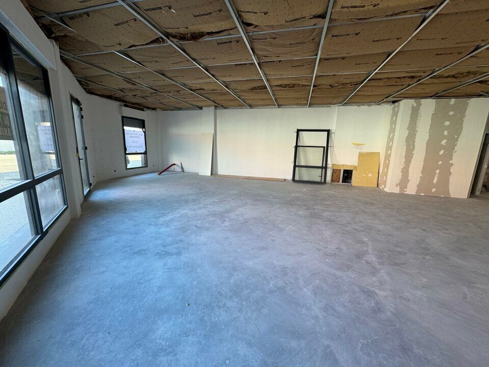 À LOUER – LOCAL COMMERCIAL BRUT DE BÉTON – PLATEAU DES COULEURES, VALENCE