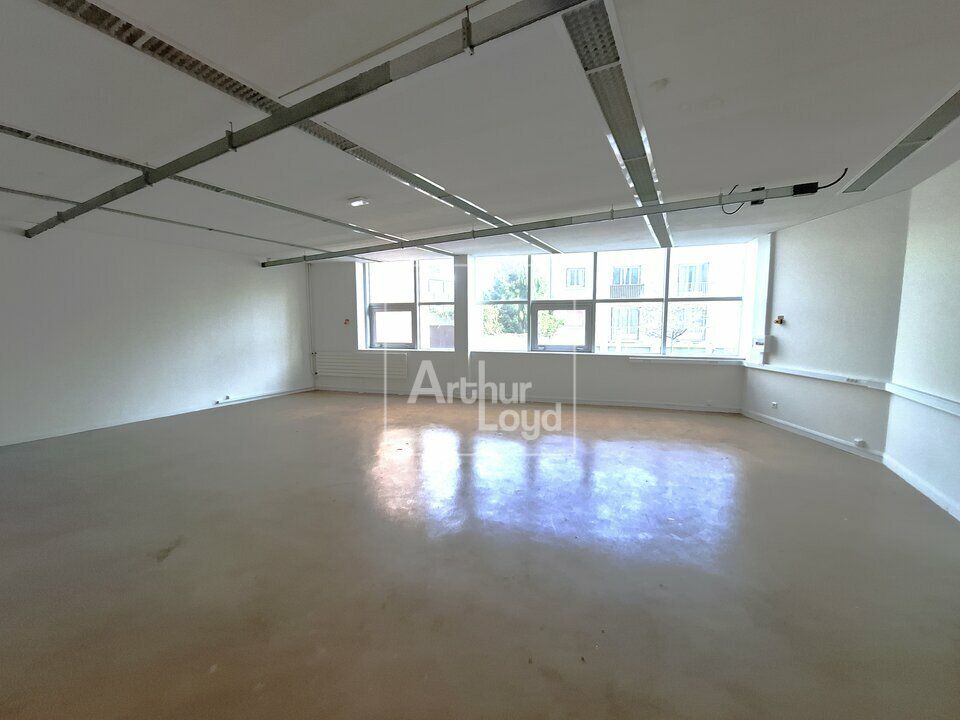 À 900m du RER D (Melun), locaux PMR et ERP à louer