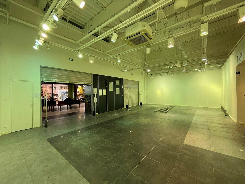 Valoris Real Estate vous propose ce local commercial, situé en rez-de-chaussée d'un centre commercial à fort passage, offre une surface GLA de 157,15 m², dont 122,63 m² de surface de vente.