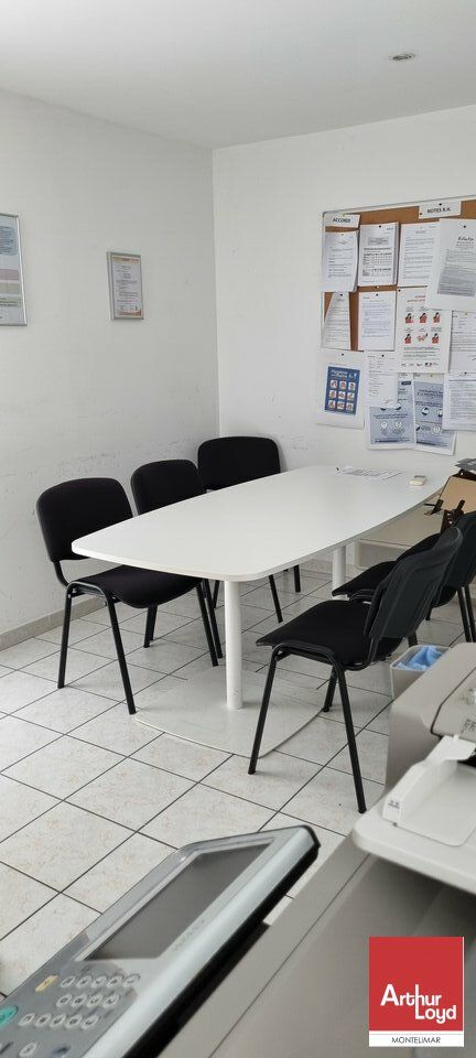PIERRELATTE - PROCHE DE LA CENTRALE NUCLÉAIRE DU TRICASTIN - A LOUER BUREAUX AU 1ER ÉTAGE AVEC PARKING