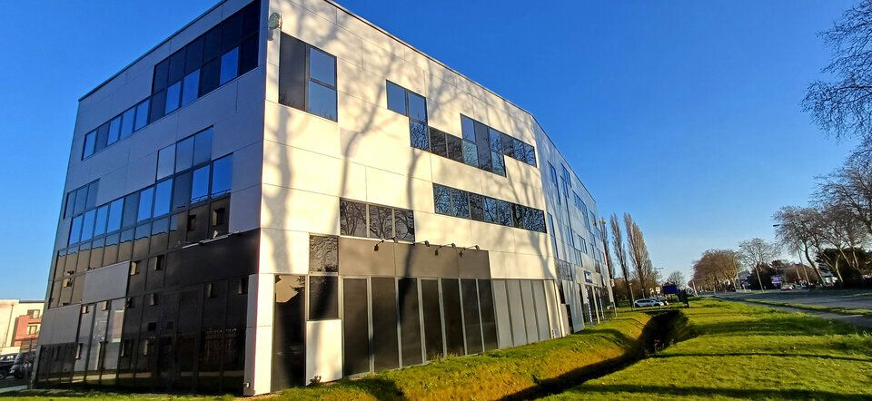 PLATEAU NEUF SUR AXE PASSANT.