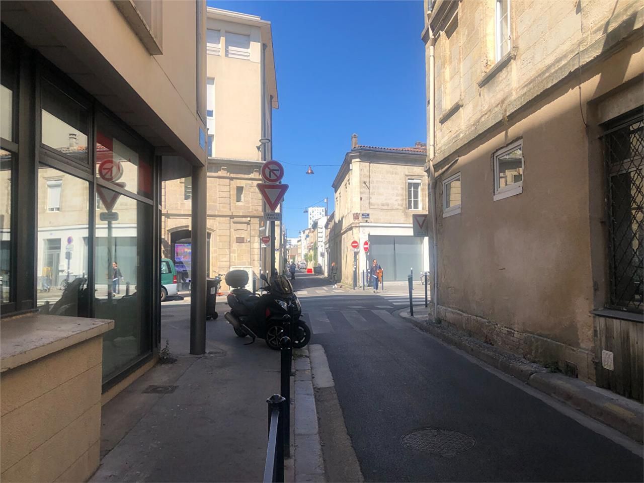 Location boutique 90.00 m² à BORDEAUX