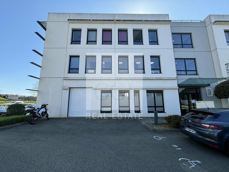 A louer : Bureaux de 232 m² avec espace activité à ST PRIEST