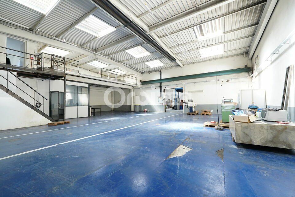 Vente local d''activites 703.99 m² non divisibles