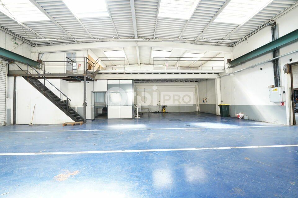 LOCAL D'ACTIVITE A VENDRE - 704 M2 - SAINT PRIEST