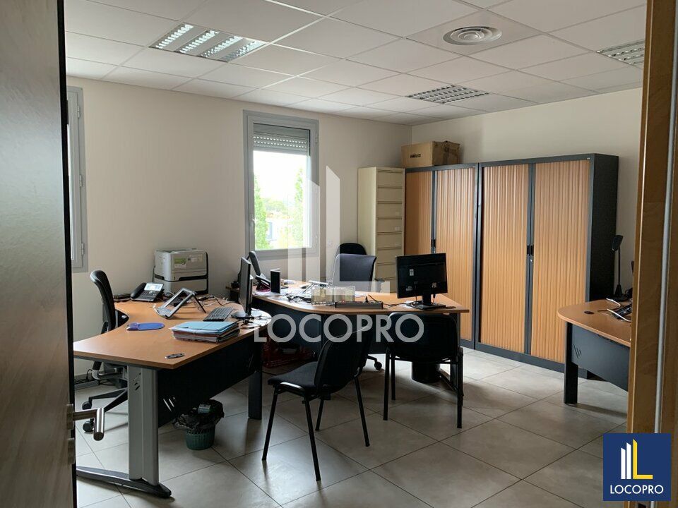 A LOUER - BUREAUX 166 M2 + TERRASSE ET PARKINGS - FREJUS CAPITOU